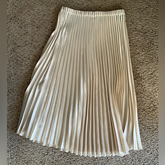 NWOT Ann Klein white white pleated satin maxi skirt - Picture 3 of 3